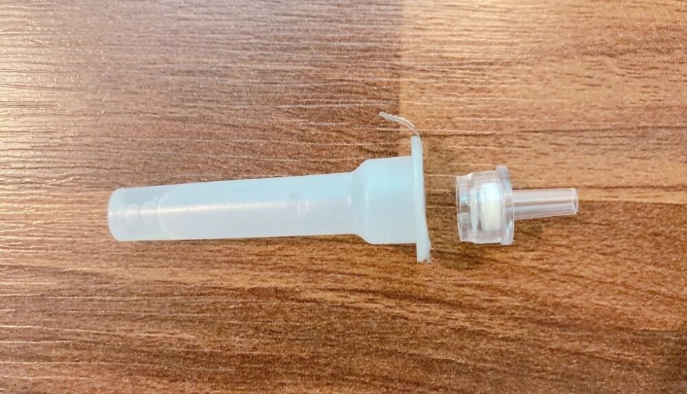 検査液が入った容器